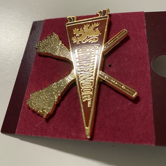 The Wizarding World of Harry Potter Gryffindor Flag Pin New - Picture 7 of 10
